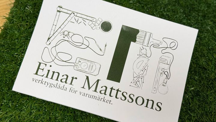 Bild på en broschyr på en grön gräsmattebit i plast