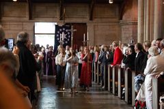 Skara domkyrka var fullsatt och flera fick stå i samband med att biskop Åke lade ner staven