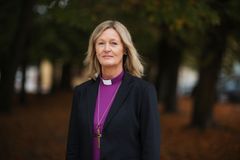 Biskop Ulrica leder en bönestund med en tyst minut i Skara domkyrka tisdag 11 februari.