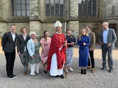 De nya kyrkomusikerna och församlingspedagogerna tillsammmans med biskop Ulrica Fritzson, stiftspedagog Peter Svärdsmyr och stiftsmusiker Reibjörn Neander.