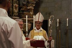 Biskop Ulrica viger i sitt ämbete präster och diakoner