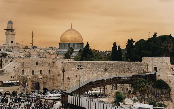 Att leva tillsammans - tid för Guds fred är föreläsningens tema.