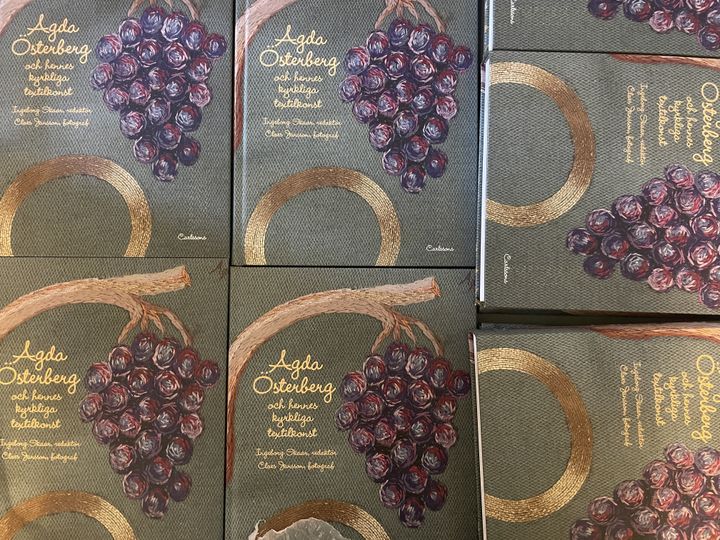 I boken, visas, analyseras och kommenteras Agda Österbergs textilkonst.