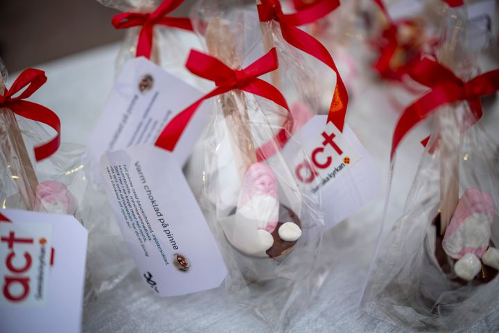 På många håll i Skara stift ordnar ideella grupper försäljning till förmån för Act Svenska kyrkans julinsamling.