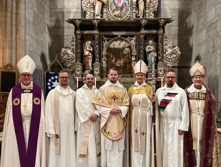 Från vänster: Biskop emeritus Åke Bonnier, stiftsadjunkt Anders Mulec, vigningsassist Johannes Olenius, Carl Jälknäs, biskop Ulrica Fritzson, stiftsdiakon Göran Ohlsson och biskop emeritus Lars-Göran Lönnermark.