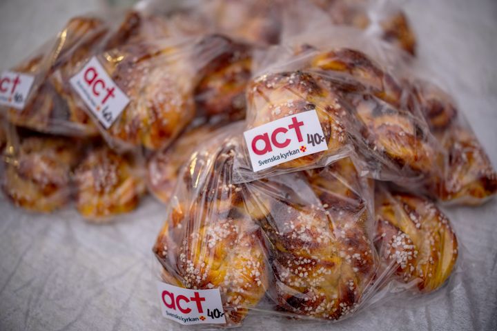 Ideellt engagerade i hela Sverige har bidragit till Act Svenska kyrkans julinsamling på olika sätt, bland annat genom försäljning .