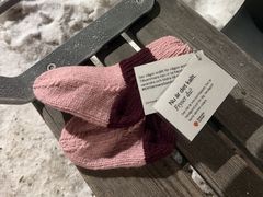 Dessa raggsockar lades ut i Alingsås med tillhörande lapp som förklarar varför de ligger där.