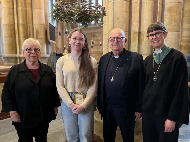 Alma Lagerquist tillsammans med Solveig Lindström och Göran Sagen från SKUT-rådet och Gudrun Norrfjärd, internationell sekreterare i Skara stift. I söndags sändes Alma ut av biskop Ulrica Fritzson.