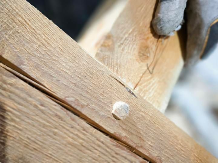 Uteklassrummet är byggt i Hjälmared utanför Alingsås och har monterats ner och flyttats till Torsö där det invigs fredag 4 septermber.