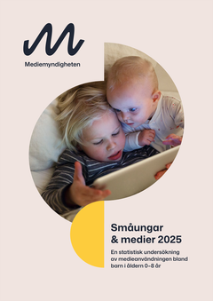 Bilden visar omslaget till Småungar & medier 2025. På bilden ser man två bebisar som tittar på en ipad.