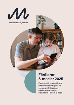 En vuxen och ett barn tittar på en surfplatta tillsammans. Texten "Föräldrar & medier 2025" och Mediemyndighetens logotyp syns.