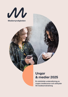 Bild föreställer framsidan på rapportserien Ungar & medier 2025, bild på två tonårsflickor och en mobiltelefon