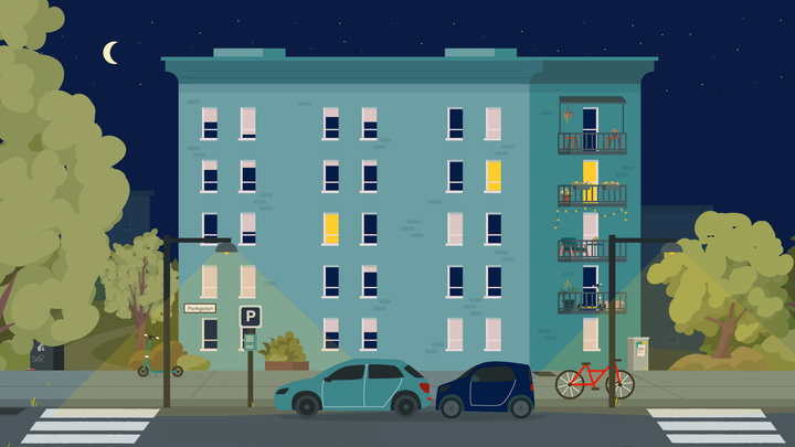Illustration av en stadsgata på kvällen med parkerade bilar och cyklar framför ett flerfamiljshus med upplysta fönster.