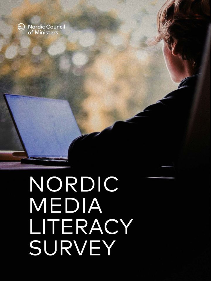 Person vid bärbar dator med texten "Nordic Media Literacy Survey" i förgrunden.