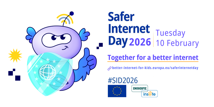 Illustration av en blå tecknad figur som håller en sköld med ett jordklot. Text: "Safer Internet Day 2026, tisdag 10 februari" och "#SID2026". Logotyper för EU, INHOPE och Insafe. Länk till "better-internet-for-kids.eu/saferinternetday".