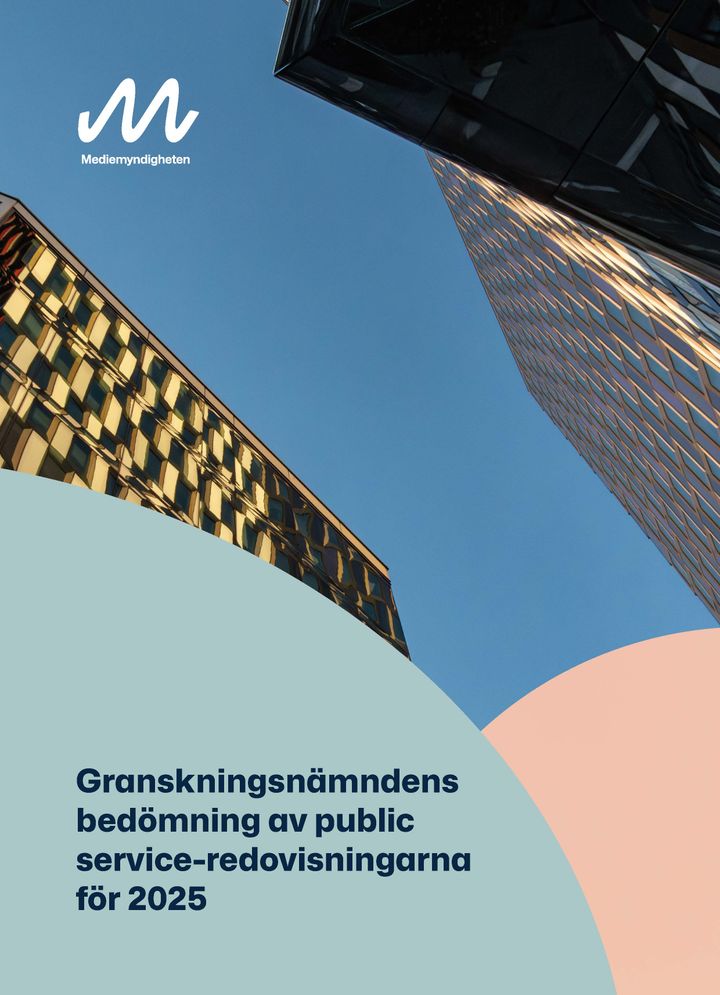Omslagsbild för "Granskningsnämndens bedömning av public service-redovisningarna för 2025" med moderna byggnader mot en blå himmel.