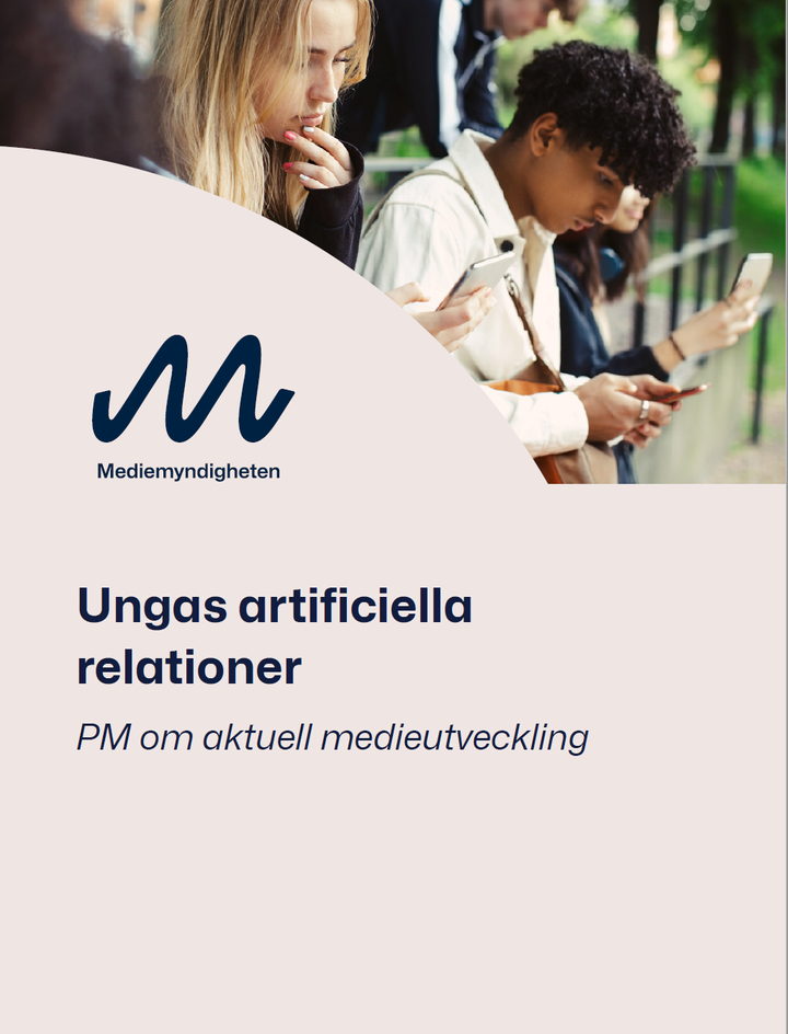 En grupp ungdomar som tittar på sina mobiltelefoner. Text: "Ungas artificiella relationer - PM om aktuell medieutveckling" med Mediemyndighetens logotyp.