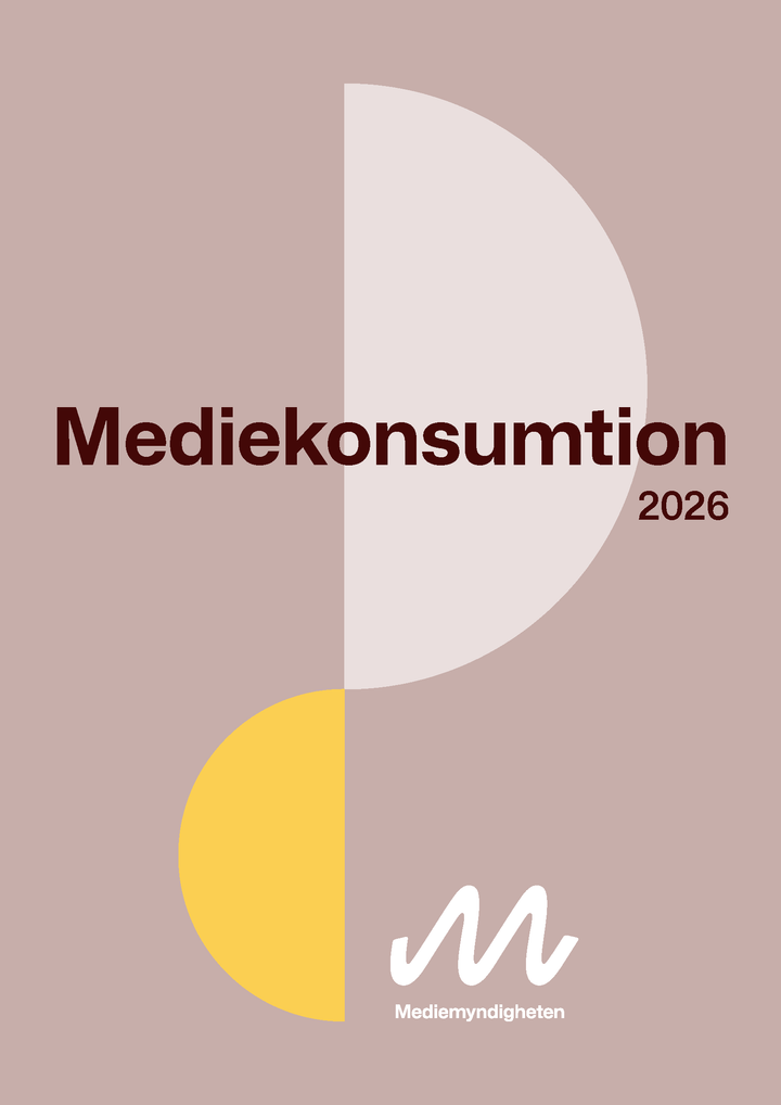 Framsida till rapport som visar titeln "Mediekonsumtion 2026" med Mediemyndighetens logotyp, mot en bakgrund med geometriska former i beige och gult.
