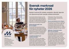 Alt-text: En person sitter vid ett fönsterbord och läser en tidning, med en kaffekopp framför sig. Till höger visas en textsida med rubriken "Svensk marknad för nyheter 2026" samt flera stycken text om nyhetsmarknaden i Sverige. Myndigheten Mediemyndighetens logotyp syns längst ner till vänster.