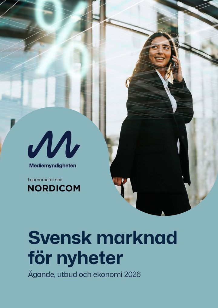 **Alt-text:** Rapportomslag med en leende affärskvinna i kostym som pratar i telefon utomhus, med Medlemyndighetens logotyp och texten "Svensk marknad för nyheter – Ägande, utbud och ekonomi 2026" i samarbete med Nordicom.