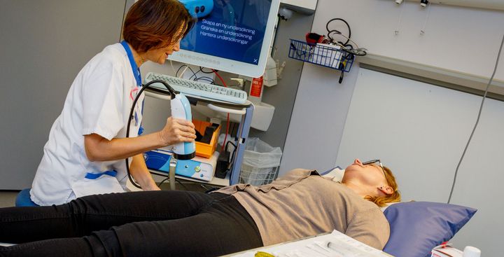 Vid lymfödem kan en så kallad ICG- undersökning användas för att kartlägga lymfsystemets funktion och hur utbredd skadan är. Vid undersökningen injiceras ett flourocerande ämne i huden. Ämnet tas upp i lymfbanorna. Både behandlande team och patienten själv kan tydligt se bilden av lymfsystemet. Till vänster Åsa Wiberg, kontaktsjuksköterska inom mikrokirurgi, och till höger kollegan Lotta Bergman som agerar patient. Foto: Akademiska sjukhuset