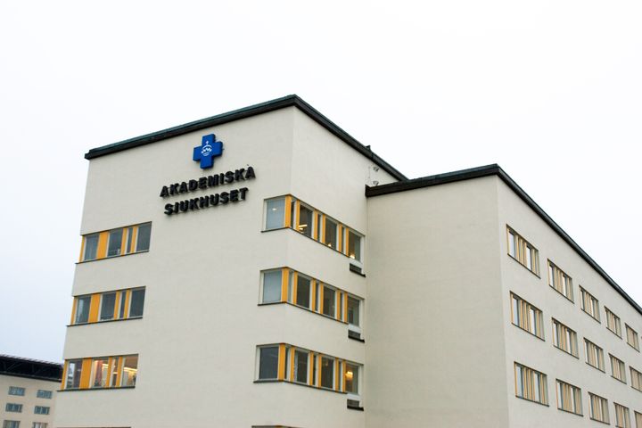I slutet av juli väntade 47 patienter på operation av vattenskalle (hydrocefalus) på Akademiska sjukhuset. Idag har man endast 12 i kön. För att kapa väntetiderna har sjukhuset samarbetat med Norrlands universitetssjukhus under hösten. Patienterna har opererats på Akademiska med hjälp av narkossjuksköterskor från Umeå.