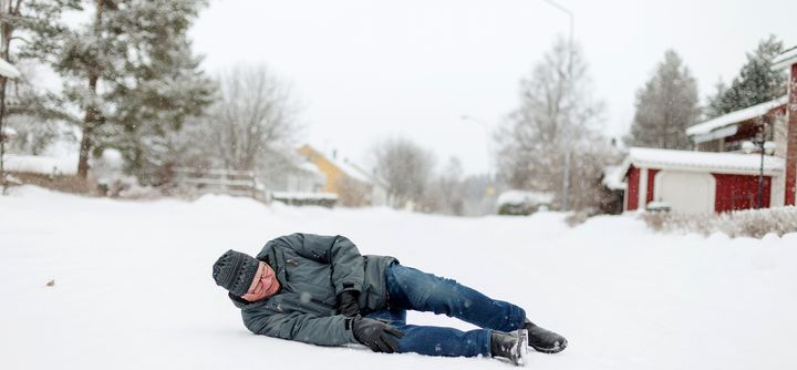 Enligt väderprognosen blir det ett kraftigt snöfall i Uppland onsdag-torsdag samtidigt som vinden blir hård. Därefter väntas temperaturen sjunka till flera minusgrader. Med snö och halka ökar risken för fall och benbrott. En ökning av olycksfall kan vissa dagar leda till mycket långa väntetider på akutmottagningen vid Akademiska sjukhuset.