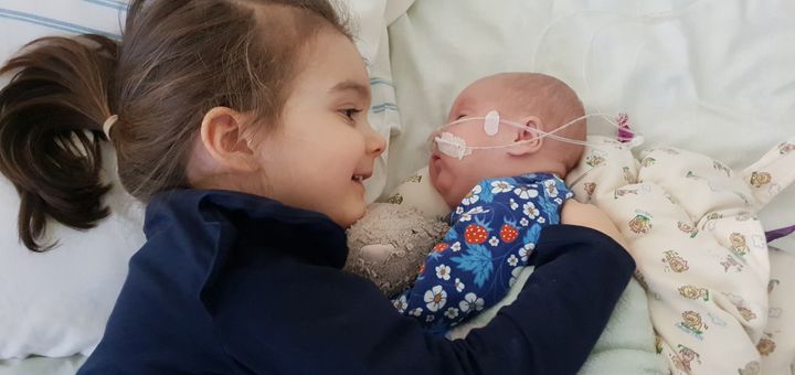 När barn föds mycket för tidigt, före graviditetsvecka 32, ställs både barnen och deras familjer inför många utmaningar och tillvaron förändras under vårdtiden. Forskning vid Akademiska sjukhuset/Uppsala universitet visar att förberedelser sker sent och med begränsat föräldrainflytande, något som kan påverka både trygghet och välbefinnande.