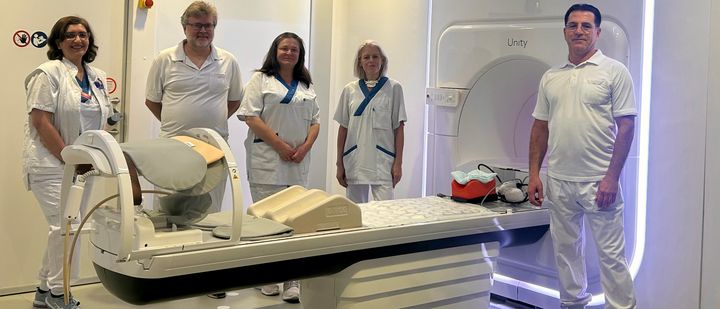 Akademiska sjukhuset har med hjälp av avancerad bildanalys infört en mer precis strålbehandlingsmetod med MR-Linac där man använder mindre säkerhetsmarginaler, utan att behöva lägga in så kallade guldmarkörer i prostata. På bilden syns personalen direkt efter behandlingstillfället. Från vänster: Tabasom Javanbakht, David Tilly, Katja Klaman, Nina Tilly och Emad Hassani.