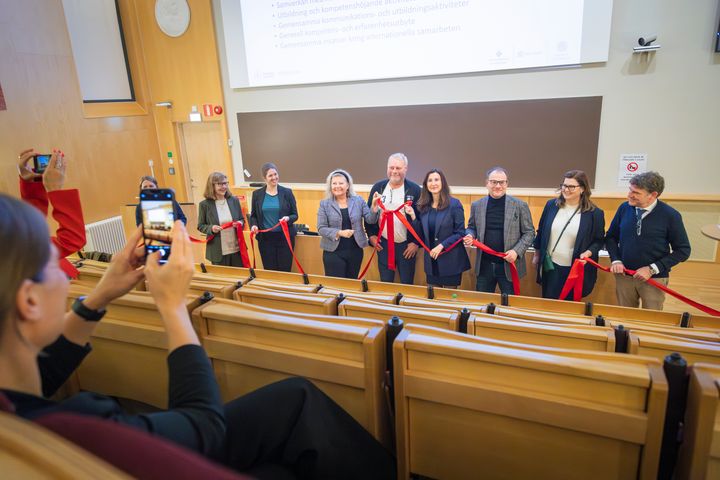 Det nya samarbetet invigdes vid en avspark i Uppsala den 24 oktober. Helena Proos, regionråd i Uppsala, och Aida Hadžialić, finansregionråd i Stockholm, syns i bildens mitt tillsammans med patienten Göran Eriksson.