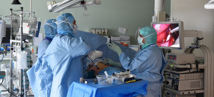 Transplantationsenheten vid Akademiska sjukhuset har fått det prestigefyllda uppdraget att utbilda europeiska transplantationsläkare i att utföra de mest avancerade njurtransplantationerna. Att verksamheten, som ett av få europeiska centra, blivit utvalda av European Society of Transplantation är ett erkännande av Akademiskas ledande ställning inom området.