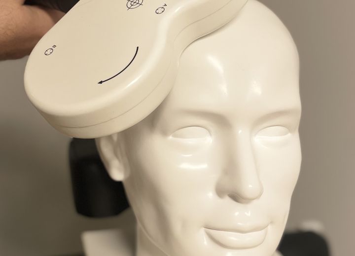 Vanlig magnetstimulering av hjärnan har inte visat sig verksam vid tonårsdepression. I en ny studie på Akademiska sjukhuset ska forskare utvärdera en mer intensiv variant, så kallad accelererad kontinuerlig theta-burststimulering (acTBS).