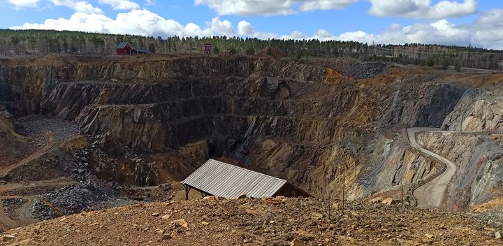 Faluns tusenåriga historia av gruvdrift har satt omfattande spår i landskapet. Metaller som spridits från gruvdriften finns i dag i marken och kan påverka både miljö och hälsa. Forskare vid arbets- och miljömedicin, Akademiska sjukhuset, har medverkat i en omfattande undersökning av den förorenade marken. De preliminära resultaten visar bland annat att en liten mängd nedsvald jord i de mest förorenade områdena kan innebära risk för akut förgiftning.