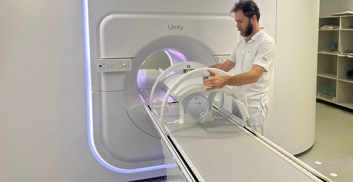 2019 var Akademiska sjukhuset pionjär på MR-Linac i Sverige; en teknik för strålbehandling där en linjäraccelerator kombineras med MR-kamera. En uppgradering med så kallad gating innebär att man inte bara kan se tumören och omkringliggande organ i realtid utan även agera under själva strålbehandlingen.