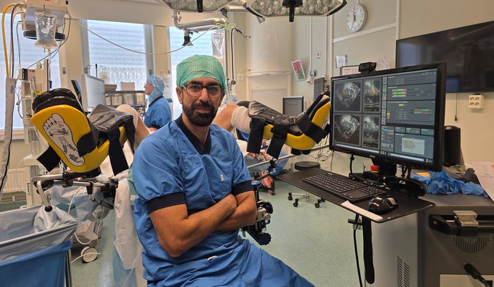 Som enda sjukhus i Sverige erbjuder Akademiska två kompletterande precisionsbehandlingar mot prostatacancer; högintensivt fokuserat ultraljud (HIFU och frysterapi (Kryo). En fördel är att behandlingarna kan riktas enbart mot tumören med några millimeters säkerhetsmarginal vilket minskar risken för biverkningar såsom urininkontinens, försämrad erektionsförmåga och påverkan på ändtarmen. På bilden syns Sam Ladjevardi, docent och överläkare i urologi på Akademiska sjukhuset.