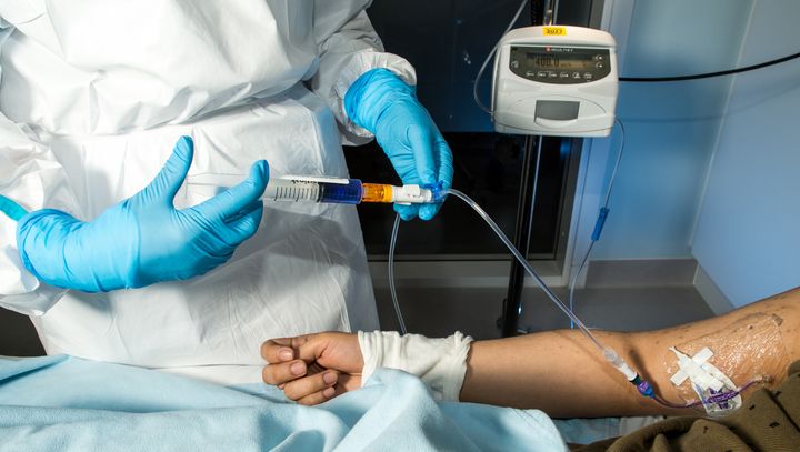 Akademiska sjukhuset får tillstånd att bedriva nationell högspecialiserad vård vid analcancer, med inriktning på botande behandling med radiokemoterapi, det vill säga strålbehandling och cytostatika samtidigt. Beslutet togs av Nämnden för nationell högspecialiserad vård den 11 mars. Bilden visar hur en patient får en injektion med cytostatika.