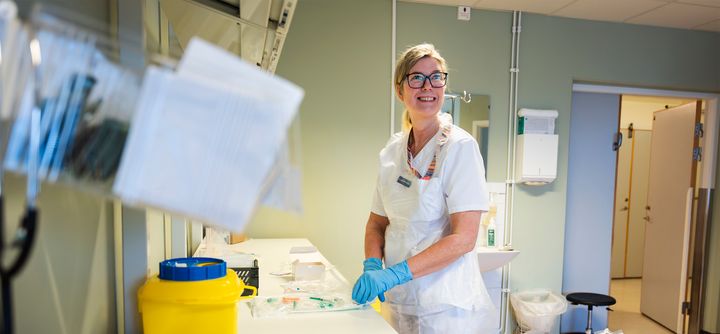 Akademiska sjukhuset har öppnat en ny behandlingsavdelning på Tierps vårdcentral. Målgruppen är patienter i Norduppland med blod- och tumörsjukdomar. Syftet är framför allt att göra vården mer tillgänglig för patienterna, som erbjuds behandlingar på avdelningen och på sikt även via ett mobilt team i hemmet. På bilden syns Maria Bonnevier, en av sjuksköterskorna som ska arbeta i Tierp.