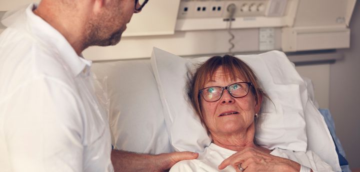 Övergångar mellan olika vårdenheter, till exempel när äldre, multisjuka patienter skrivs ut från sjukhus, innebär en ökad risk för att läkemedel tas på fel sätt. En studie på Akademiska sjukhuset fokuserar på att göra utskrivningarna säkrare och tryggare, bland annat med tydligare och individanpassad kommunikation.