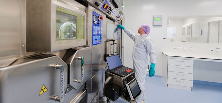 Johan Doverfjord är radiokemist på PET-centrum. På bilden visar han renrummet, som är kopplat till cyklotronanläggningen. Eftersom man arbetar med radioaktivitet sker själva tillverkningen av spårmolekyler i en speciell miljö bakom så kallade hotceller i bly. Dessa skyddar kemisten från radioaktivitet, men skyddar även produkten från omgivningen.