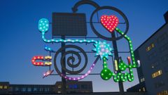 Konstverket PET forever invigdes 15 april 2026 i samband med invigningen av en ny cyklotronanläggning vid PET-centrum, Akademiska sjukhuset.