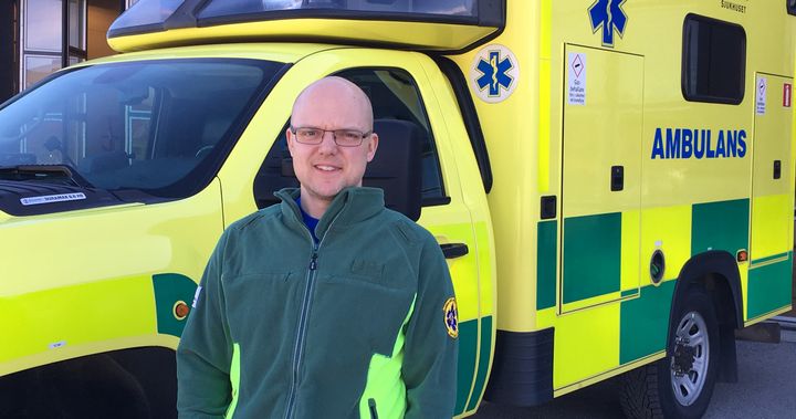 Från 1 september tar ambulanssjukvården på Akademiska sjukhuset över ansvaret för liggande sjuktransporter mellan vårdinrättningar i Uppsala län. Enligt Niklas Rosengren, avdelningschef och projektledare, innebär förändringen kortare väntetid och ökad trygghet för patienterna eftersom transporterna kommer att omhändertas av sjukvårdsutbildad personal.