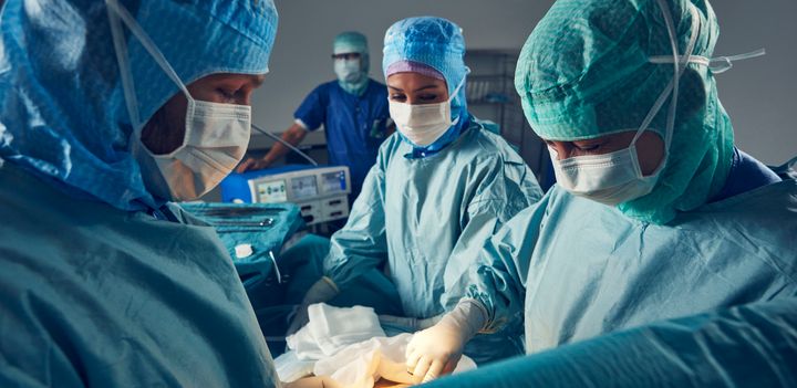 Hur ska man bäst behandla patienter med pancreascancer när tumören täpper till gallvägarna? Ska man operera direkt eller först avlasta gallvägarna? Det är fokus för en studie på Akademiska sjukhuset där forskarna vill förstå hur komplikationer och onödiga fördröjningar kan minskas så att så många patienter som möjligt kan genomgå planerad behandling.