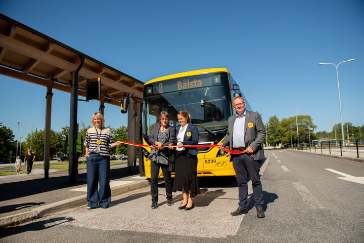 Catherine Öhrqvist (M), kommunstyrelsens ordförande Håbo kommun och Jenny Lundström (MP) ordförande i trafik- och samhällsutvecklningsnämnden, Region Uppsala, inviger de nya busslinjerna i Bålsta tilllsammans med Jytte Rüdiger, Bålsta kommun och Stefan Adolfsson, Region Uppsala. Foto: Niklas Lundengård
