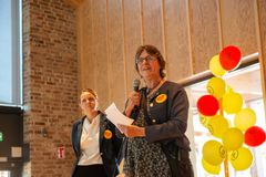 Jenny Lunström (MP), ordförande i trafik- och samhällsutvecklingsnämnden, Region Uppsala, invigningstalar för Bålsta nya busslinjer. Foto: Niklas Lundengård