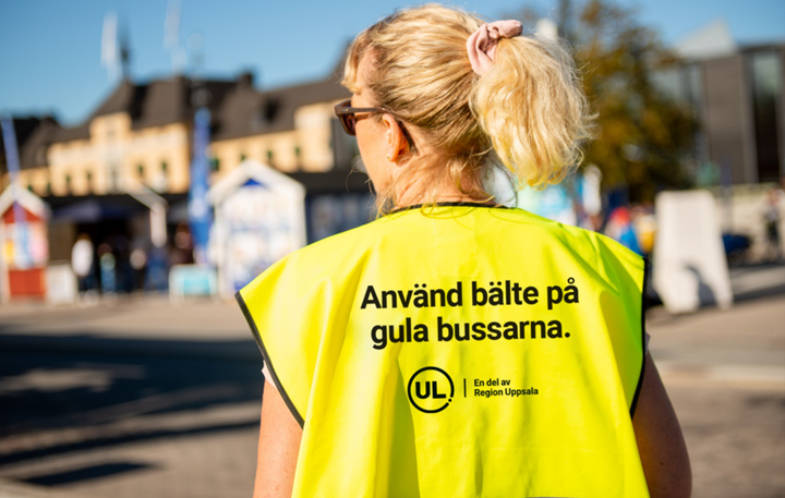 För att öka säkerheten ombord på regionbussarna startar UL en kampanj för att fler ska använda bälte ombord. Foto: Region Uppsala