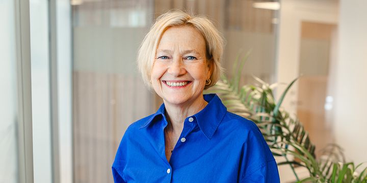 Lena Lind, förbundsdirektör och vd för Srf konsulterna. Hon har en blå skjorta på sig och tittar in i kameran med ett leende.