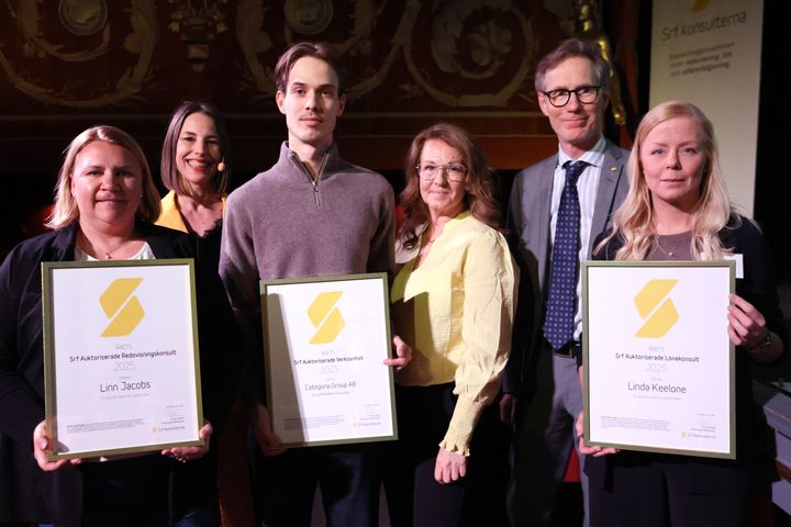 Från vänster: Tina Hjelmi (tog emot priset för Linn Jacobs), Årets Srf Auktoriserade redovisningskonsult, Lali Fjellström, Srf konsulterna, Anton Wislander och Christine Wislander från Categoria Group, Årets Srf Auktoriserade verksamhet, Frans Blom förbundsordförande Srf konsulterna och Linda Keelone , Årets Srf Auktoriserade lönekonsult.