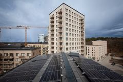 Bild av ett bostadshus med solpaneler på taket.