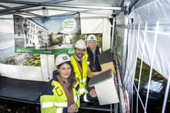 Deniz Butros (V), bostadsborgarråd och ordförande i Familjebostäder, Chris Österlund, vd Familjebostäder och David Sundström, vd Lindbäcks Bygg monterar fågelholkar