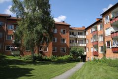 Röda tegelhus vid gräsmatta